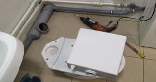 Установка напольного унитаза в Великом Новгороде: монтаж под ключ от СантехДомВлк от 5259 рублей.