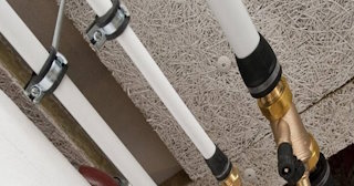 Замена труб водоснабжения в квартире: цена от 2104 руб. - СантехДомВлк